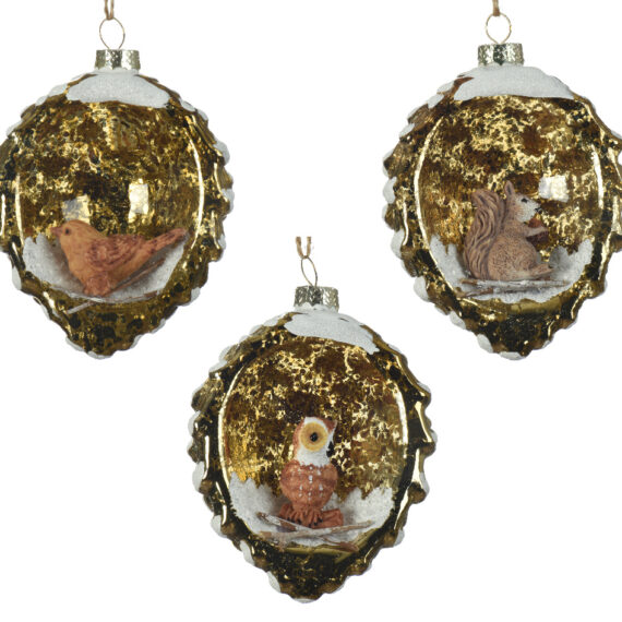 3 στολίδια Kaemingk σε σχήμα χρυσό κουκουνάρι και διακόσμηση άσπρο γκλίτερ χιόνι. Στην κόγχη του κουκουναριού κάθεται ένα σπουργίτι, μία κουκουβάγια, ένας σκίουρος ανά στολίδι.