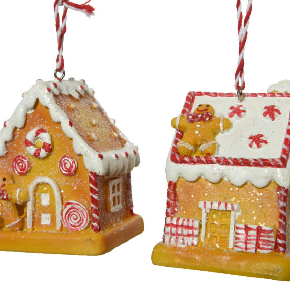 Σετ 2 τεμαχίων χριστουγεννιάτικα στολίδια gingerbread house (σπιτάκι από μελόψωμο) με λευκή και κόκκινη διακόσμηση και gingerbread ανθρωπάκια. Στο δεξί σπιτάκι το ανθρωπάκι ειναι δίπλα από την πόρτα. Στο αριστερό σπιτάκι το ανθρωπάκι είναι ξαπλωμένο πάνω στην στέγη.