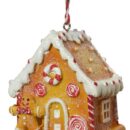 Χριστουγεννιάτικο στολίδι σε σχήμα gingerbread house. Το σπίτι είναι διακοσμημένο με άσπρα-κόκκινα ζαχαρωτά και έχει δίρριχτη στέγη με άσπρη σαντιγή στις άκρες. Ένα ανθρωπάκι από gingerbread κάθεται δίπλα από την πόρτα.
