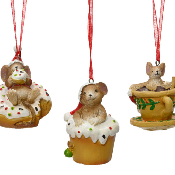 3 στολίδια για δέντρο. Το ένα απεικονίζει ένα ποντικάκι με σκούφο να κάθεται πάνω σε ένα ντόνατ. Το κεντρικό δείχνει ένα ποντικάκι να κάθεται πάνω σε κάπκεικ. Το αριστερό δείχνει ένα ποντικάκι να κάνει μπάνιο μέσα σε φλυτζάνι με ζεστή σοκολάτα.