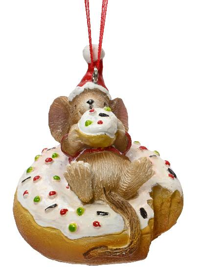 Στολίδι από ρητίνη. Ένα ποντίκι φορά χριστουγεννιάτικο σκούφο και είναι ξαπλωμένο πάνω σε έναν ντόνατ με λευκό γλάσο και πράσινες και κόκκινες τρούφες.