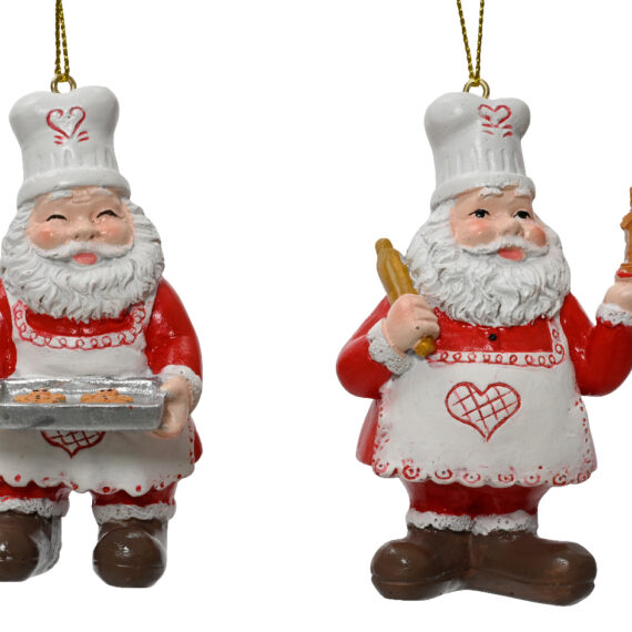 Δύο χριστουγεννιάτικα στολίδια Άγιος Βασίλης. Ο αριστερός φοράει άσπρη ποδιά με κόκκινη καρδιά στο κέντρο και άσπρο σκούφο μαγειρικής. Κρατά δίσκο με κουλούρια. Ο δεξιός φορά τα ίδια ρούχα και κρατά στο ένα χέρι σπίτι από μελόψωμο και στο άλλο πλάστη που ακουμπά στον ώμο του.