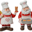 Δύο χριστουγεννιάτικες φιγούρες Άγιος Βασίλης. Ο αριστερός φοράει άσπρη ποδιά με κόκκινη καρδιά στο κέντρο και άσπρο σκούφο μαγειρικής. Κρατά δίσκο με κουλούρια. Ο δεξιός φορά τα ίδια ρούχα και κρατά στο ένα χέρι σπίτι από μελόψωμο και στο άλλο πλάστη που ακουμπά στον ώμο του.