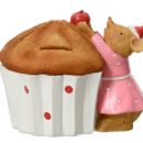 Κουμπαράς σε σχήμα cupcake. Ένα ποντικάκι με ροζ φόρεμα και χριστουγεννιάτικο σκούφο το διακοσμεί με ένα κεράσι.