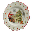 Λευκό πιάτο από δολομίτη με χριστουγεννιάτικα σχέδια στο χείλος. Το σχέδιο του πάτου είναι ένας Άγιος Βασίλης που κοιτάζει μέσα στον σάκο του μπροστά από ένα χριστουγεννιάτικο δέντρο.