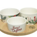 Χριστουγεννιάτικο σετ τάπας με 3 λευκά κεραμικά σκεύη με σχέδιο χριστουγεννιάτικο στεφάνι (στα δύο εκ των τριών) και επιγραφή "Merry Christmas" (στο τρίτο). Η βάση είναι από μπαμπού. Τα δοχεία έχουν ελαφρώς διαφορετικό ύψος.