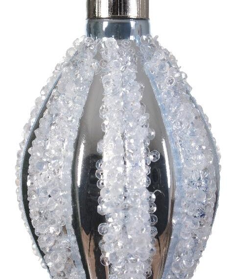 Χριστουγεννιάτικο στολίδι σε χρώμα ασημί κωνικού σχήματος. Σειρές από διάφανες πούλιες εναλλάσσονται κάθετα με σειρές όπου το χρώμα του στολιδιού είναι ορατό.