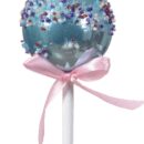 Στολίδι σε σχήμα cake pop χρώματος γαλάζιου. Διακόσμηση με μωβ, γαλάζιες, κόκκινες και λευκές χάντρες. Στο λευκό ξυλάκι είναι δεμένος ένας ροζ φιόγκος.