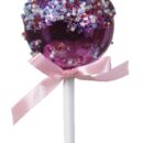 Στολίδι σε σχήμα cake pop χρώματος φούξια. Διακόσμηση με μωβ, γαλάζιες, κόκκινες και λευκές χάντρες. Στο λευκό ξυλάκι είναι δεμένος ένας ροζ φιόγκος.