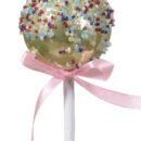Στολίδι σε σχήμα cake pop χρώματος λεμονί. Διακόσμηση με μωβ, γαλάζιες, κόκκινες και λευκές χάντρες. Στο λευκό ξυλάκι είναι δεμένος ένας ροζ φιόγκος.