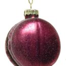 Χριστουγεννιάτικο στολίδι, χρώματος φούξια, σε σχήμα μακαρόν με καφέ γέμιση. Κρέμεται με χρυσή κλωστή. Η επιφάνεια έχει αραιή στρώση γκλίτερ.