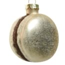 Χριστουγεννιάτικο στολίδι, χρώματος χρυσού, σε σχήμα μακαρόν με καφέ γέμιση. Κρέμεται με χρυσή κλωστή. Η επιφάνεια έχει αραιή στρώση γκλίτερ.