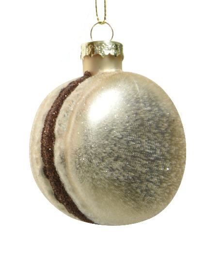 Χριστουγεννιάτικο στολίδι, χρώματος χρυσού, σε σχήμα μακαρόν με καφέ γέμιση. Κρέμεται με χρυσή κλωστή. Η επιφάνεια έχει αραιή στρώση γκλίτερ.