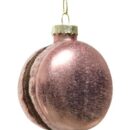 Χριστουγεννιάτικο στολίδι, χρώματος ροζ, σε σχήμα μακαρόν με καφέ γέμιση. Κρέμεται με χρυσή κλωστή. Η επιφάνεια έχει αραιή στρώση γκλίτερ.