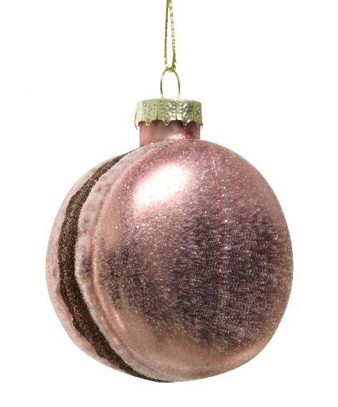 Χριστουγεννιάτικο στολίδι, χρώματος ροζ, σε σχήμα μακαρόν με καφέ γέμιση. Κρέμεται με χρυσή κλωστή. Η επιφάνεια έχει αραιή στρώση γκλίτερ.