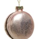 Χριστουγεννιάτικο στολίδι, χρώματος rose gold, σε σχήμα μακαρόν με καφέ γέμιση. Κρέμεται με χρυσή κλωστή. Η επιφάνεια έχει αραιή στρώση γκλίτερ.