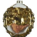 Χριστουγεννιάτικο στολίδι σε σχήμα κουκουνάρι, χρώματος χρυσού. Μέσα σε κόγχη στο κουκουνάρι κάθεται ένα σπουργίτι. Διακόσμηση με άσπρο γκλίτερ χιόνι.