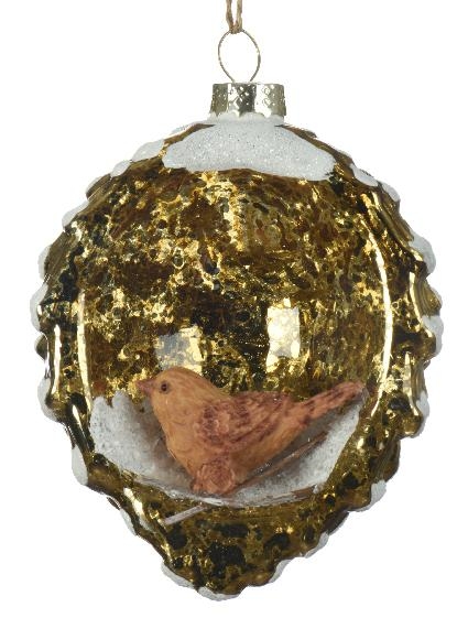 Χριστουγεννιάτικο στολίδι σε σχήμα κουκουνάρι, χρώματος χρυσού. Μέσα σε κόγχη στο κουκουνάρι κάθεται ένα σπουργίτι. Διακόσμηση με άσπρο γκλίτερ χιόνι.