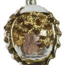 Χριστουγεννιάτικο στολίδι σε σχήμα κουκουνάρι, χρώματος χρυσού. Μέσα σε κόγχη στο κουκουνάρι κάθεται ένα σκιουράκι. Διακόσμηση με άσπρο γκλίτερ χιόνι.