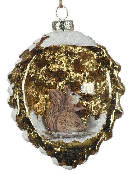 Χριστουγεννιάτικο στολίδι σε σχήμα κουκουνάρι, χρώματος χρυσού. Μέσα σε κόγχη στο κουκουνάρι κάθεται ένα σκιουράκι. Διακόσμηση με άσπρο γκλίτερ χιόνι.