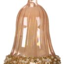 Χριστουγεννιάτικο στολίδι σε σχήμα καμπάνας, χρώματος σαμπανί. Το χείλος της καμπάνας έχει διακόσμηση από χρυσές και άσπρες χάντρες.