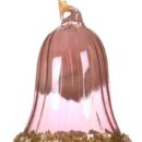 Χριστουγεννιάτικο στολίδι σε σχήμα καμπάνας, χρώματος ροζ. Το χείλος της καμπάνας έχει διακόσμηση από χρυσές και άσπρες χάντρες.