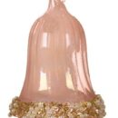 Χριστουγεννιάτικο στολίδι σε σχήμα καμπάνας, χρώματος παστέλ ροζ. Το χείλος της καμπάνας έχει διακόσμηση από χρυσές και άσπρες χάντρες.