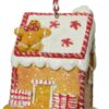 Χριστουγεννιάτικο στολίδι σε σχήμα gingerbread house. Το σπίτι είναι διακοσμημένο με άσπρο-κόκκινο "γλάσο". Στην κάτασπρη δίρριχτη στέγη είναι ξαπλωμένο ένα gingerbread ανθρωπάκι και ζαχαρωτά.