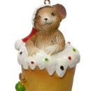 Ένα ποντικάκι με χριστουγεννιάτικο σκούφο είναι βυθισμένο στο γλάσο ενός κάπκεικ και κλείνει το ένα μάτι. Το κάπκεικ έχει λευκό γλάσο και πράσινες κόκκινες τρούφες.