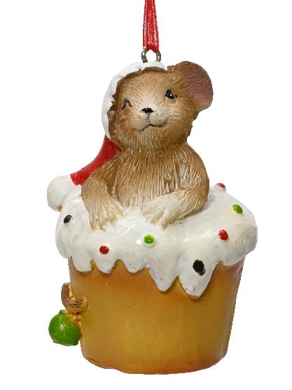 Ένα ποντικάκι με χριστουγεννιάτικο σκούφο είναι βυθισμένο στο γλάσο ενός κάπκεικ και κλείνει το ένα μάτι. Το κάπκεικ έχει λευκό γλάσο και πράσινες κόκκινες τρούφες.