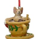 Ένα ποντικάκι είναι βυθισμένο μέσα σε μια κούπα με ζεστή σοκολάτα.