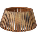 Ξύλινη βάση δέντρου αποτελούμενη από κάθετα λεπτά κομμάτια ξύλου ενωμένα από δύο ξύλινα δαχτυλίδια.