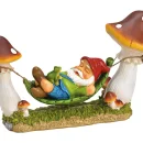 Νάνος σε φύλλινη αιώρα που σηρίζεται σε δύο μανιτάρια.Έχει διάσταση 38x23x13εκ.