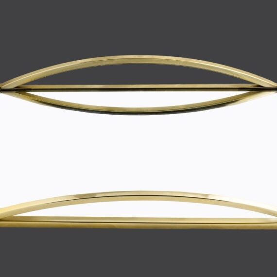 Ένας  μοντέρνος παραλληλόγραμμος χρυσός μεταλλικός δίσκος με καθρέπτη. 45x30cm