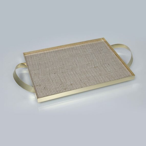 Ένας υπέροχος ξύλινος δίσκος με χρυσό πλαίσιο και χεράκια που παντρεύει το μοντέρνο και το vintage! Ελληνικής κατασκευής Εξαιρετική ποιότητα 52x30cm