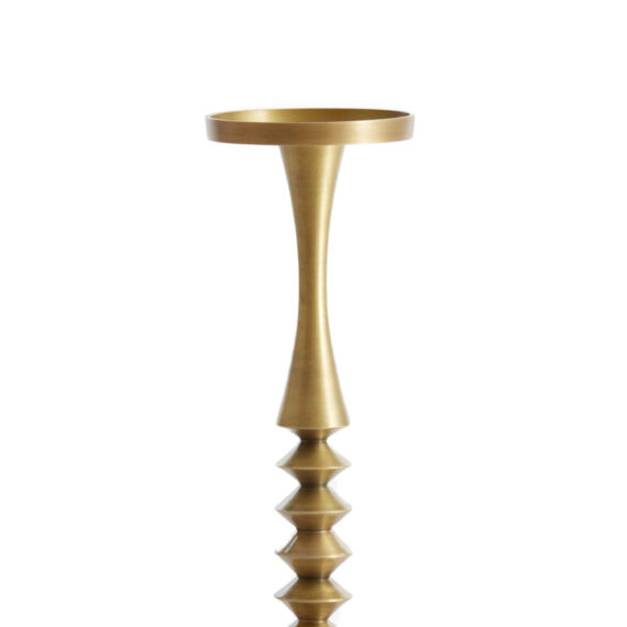 Ένα υπέροχο ματ κηροπήγιο Ø11x40 σε αντικέ μπρονζέ απόχρωση με λεπτομέρεια στον σωλήνα του.