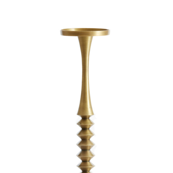 Ένα υπέροχο ματ κηροπήγιο Ø11x51 σε αντικέ μπρονζέ απόχρωση με λεπτομέρεια στον σωλήνα του