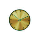 Ένα  υπέροχο ρολόι τοίχου με πράσινο μεταλλικό πλαίσιο, γράμματα και δείκτες σε χρυσό φόντο με διάμετρο 53cm.