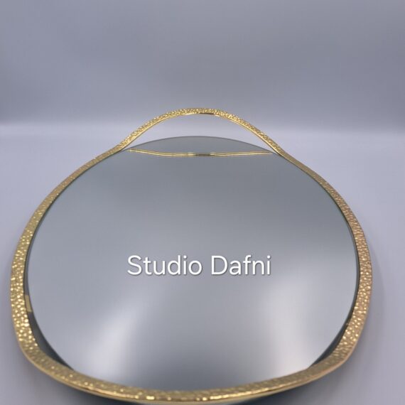 Δίσκος οβάλ  χρυσός με καθρέπτη , χειροποίητα με δημιουργικότητα και αγάπη. Ένα προϊόν υψηλής αισθητικής και ποιότητας. Διάσταση : 47Χ30cm