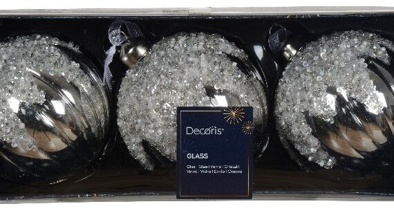 Μια συσκευασία με 3 ίδιες χριστουγεννιάτικες μπάλες σε ασημί απόχρωση με λευκές και ασημί χάντρες και πούλιες σε σχήμα σταλακτίτη. Διάμετρος 8εκ. Διατίθεται και σε γαλακτερή απόχρωση Διατίθεται και σε σαμπανί απόχρωση