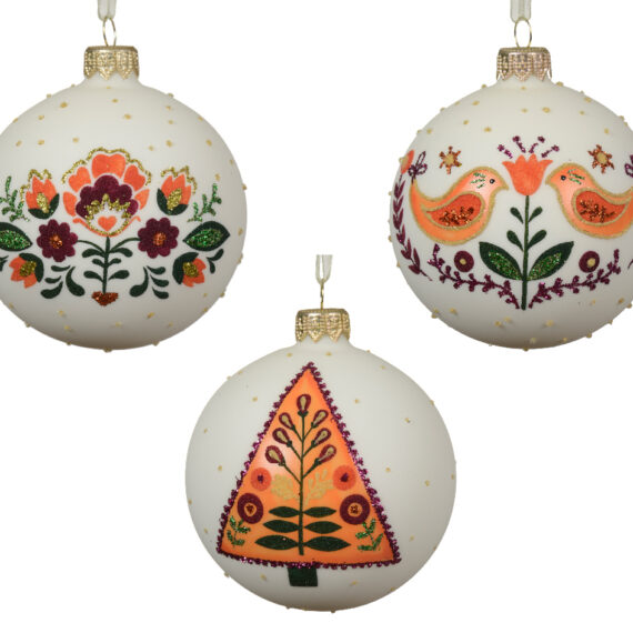 Σετ 3 τμχ χριστουγεννιάτικες λευκές  μπάλες με παραδοσιακό στολισμό και χρυσές βουλίτσες. Η μία μπάλα έχει λουλουδάκια σε πορτοκαλί, μωβ και πράσινες αποχρώσεις. Η άλλη έχει μια τουλίπα και δυο πουλάκια αντικριστά στις ίδιες αποχρώσεις. Και η άλλη έχει ένα χριστουγεννιάτικο δέντρο στις ίδιες αποχρώσεις. Διάμετρος 8 εκ.
