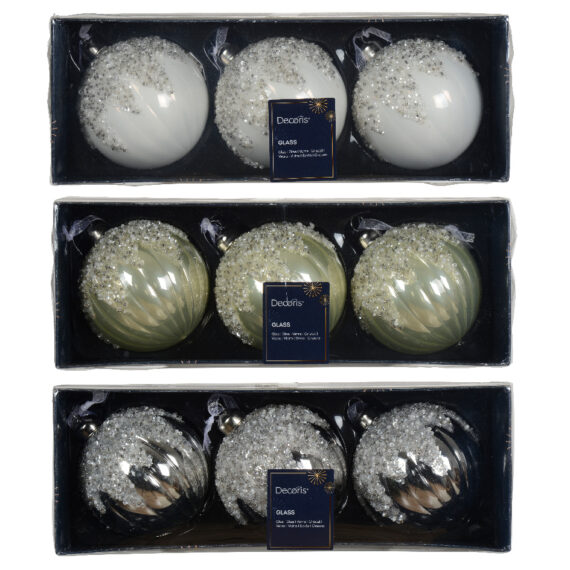 Μια συσκευασία με 3 ίδιες χριστουγεννιάτικες μπάλες σε ασημί απόχρωση με λευκές και ασημί χάντρες και πούλιες σε σχήμα σταλακτίτη. Διάμετρος 8εκ. Διατίθεται και σε γαλακτερή απόχρωση Διατίθεται και σε σαμπανί απόχρωση