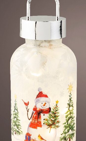 Χριστουγεννιάτικο φωτιζόμενο φαναράκι με χιονάνθρωπο όπου κραταέι ένα χριστουγεννιάτικο δέντρο και έχει άλλα δύο γύρω του. Στα πόδια του έχει δώρα. Είναι διαθέσιμο και με κοκκινολαίμη Είναι διαθέσιμο και με τον Άγιο Βασίλη στο έλκηθρο του Φωτάκια LED σε ζεστή λευκή απόχρωση ημέρας Διάμετρος: 10cm Ύψος:23cm