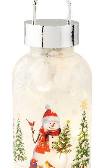 Χριστουγεννιάτικο φωτιζόμενο φαναράκι με χιονάνθρωπο όπου κραταέι ένα χριστουγεννιάτικο δέντρο και έχει άλλα δύο γύρω του. Στα πόδια του έχει δώρα. Είναι διαθέσιμο και με κοκκινολαίμη Είναι διαθέσιμο και με τον Άγιο Βασίλη στο έλκηθρο του Φωτάκια LED σε ζεστή λευκή απόχρωση ημέρας Διάμετρος: 10cm Ύψος:23cm