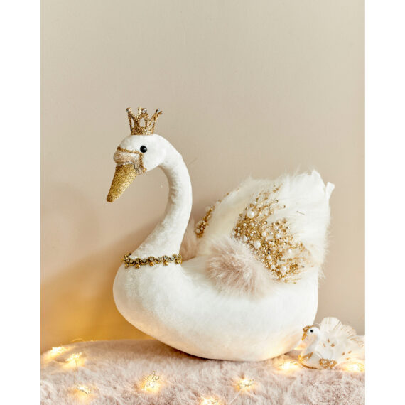 Βελούδινος  λευκός κύκνος με γκλίτερ,χάντρες και πέρλες και ένα χρυσό κολιέ. Έχει λευκά φτερά απο πούπουλα και μία χρυσή κορώνα. Υλικό: πολυεστέρα 36 x 22 x 36cm