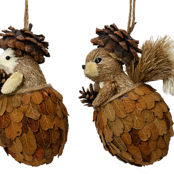 Σετ 2 τμχ χριστουγεννιάτικο στολίδι σκαντζόχοιρος και σκίουρος με κουκουνάρι στο κεφάλι τους. Καφέ Από φυσικά υλικά Σκαντζόχοιρος: 10 x 10 x 21,5cm Σκίουρος: 10 x 16 x 21,5cm