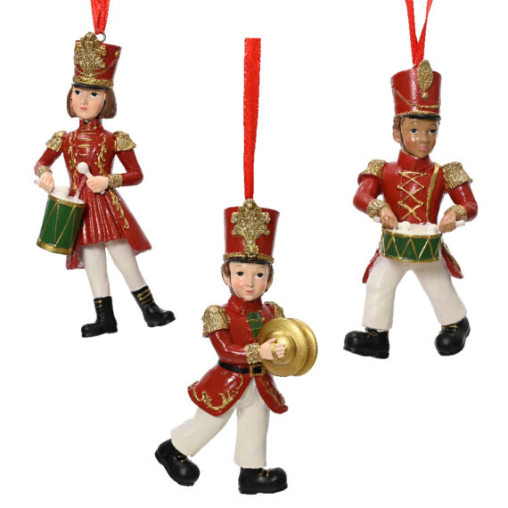 Σετ 3 τμχ χριστουγεννιατικα στολίδια φιλαρμονκή με κρουστα όργανα. Η στολή τους είναι κόκκινη με άσπρο παντελόνι και  ένα ψηλό καπέλο. Ένα αγοράκι που παίζει τύμπανο Ένα αγοράκι που παίζει κύμβαλα Ένα κοριτσάκι που παίζει τύμπανο 4,5 x 3,5 x 12cm