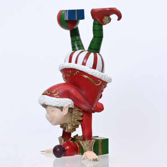 Ένα χριστουγεννιάτικο ξωτικό που κάθετε σε κατακόρυφο. Στα χέρια και πόδια του έχει δώρα. Είναι ντυμένο στα κόκκινα. Εντυπωσιακό διακοσμητικό που κλέβεί την παράσταση και ολοκληρώνεί την Χριστουγεννιάτικη διακόσμησή σας!  33,2 x  29,8  x 58cm