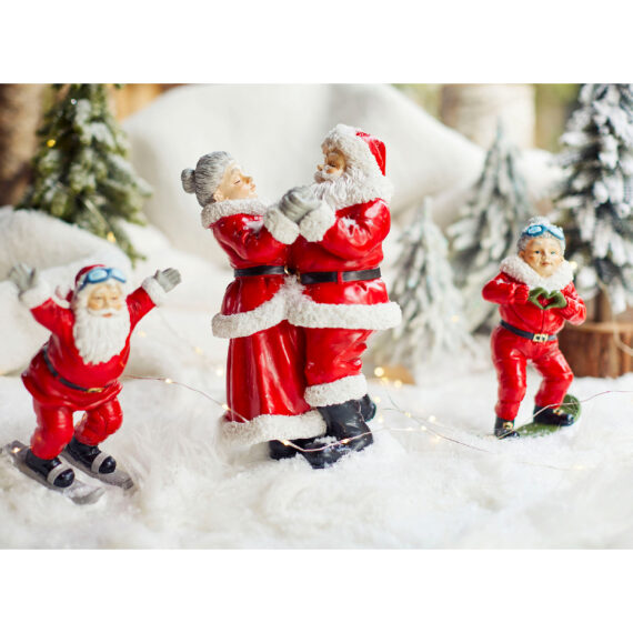Σετ 2 τμχ Άγιος Βασίλης και Αγιό Βασιλίνα που κάνουν σκι. η Αγιό Βασιλίνα σχηματίζει καρδία με τα χέρια της και ο Άγιος Βασίλης έχει τα χέρια ψηλά. 113,5 x 8 x 20cm