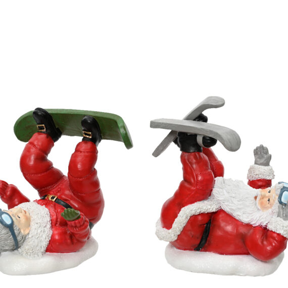 Σετ 2 τμχ χριστουγεννιάτικο διακοσμητικό Άγιος Βασίλης και Αγιοβασιλίνα ξαπλωμένοι κάτω γιατί έπεσαν ενώ έκαναν σκι. Φοράνε κόκκινα ρούχα. 14,5 x 10 x 15cm.